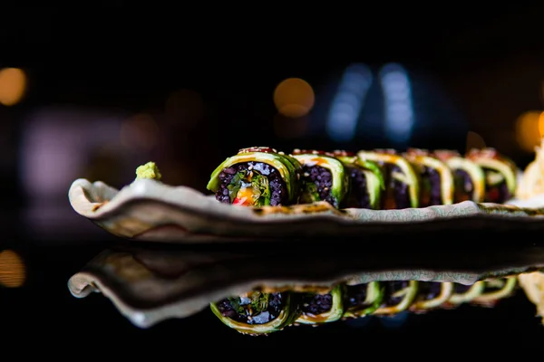 Close View Gourmet Rolls Alpukat Sayuran Plate Blurred Dark Background — Stok Foto