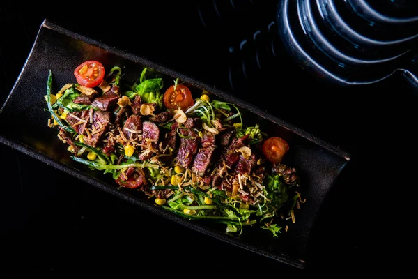 Top View Dari Daging Sapi Panggang Steak Dengan Sayuran Dan — Stok Foto