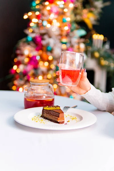 Close Van Een Feestelijke Tafel Versierd Met Kerstversieringen Achtergrond Bijgesneden Rechtenvrije Stockafbeeldingen