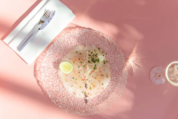 Γκουρμέ Πιάτο Διακοσμημένο Λάιμ Πιρούνι Μαχαίρι Και Ποτήρι Κρασί Ροζ — Φωτογραφία Αρχείου