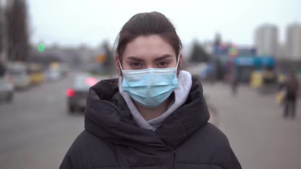 群衆の人々と路上で保護マスクを着用若い観光客の女性の肖像画 概念的な健康と安全性 N1H1コロナウイルス ウイルス保護 — ストック動画