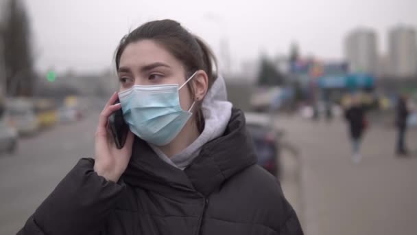 Пандемия Ковид Коронавирусная Защита Портрет Европейской Женщины Защитной Маске Улице — стоковое видео