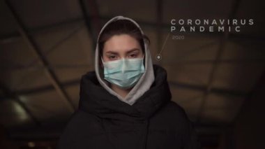 Salgın Covid-19 koronavirüs koruması. Koruyucu maske takan Avrupalı bir kızın portresi. Sağlık ve güvenlik hayatı kavramı, N1H1 koronavirüsü, virüs koruması.
