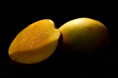 Manga, fruta tipica do cerrado. Mango, tipik savana meyvesi, tatlı ve lezzetli..