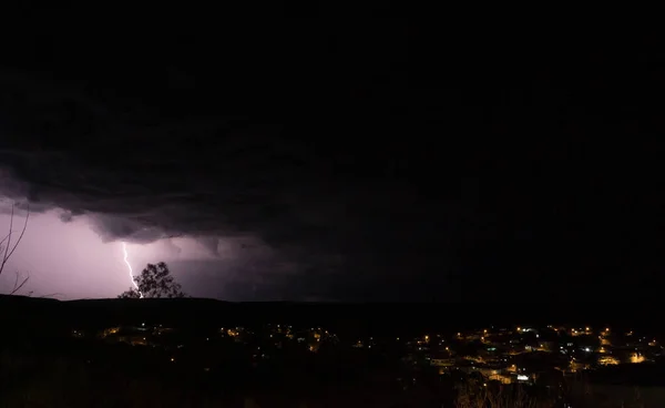 Raio Noite Chuvosa Yağmurlu Bir Gecede Şehrin Yakınına Düşen Yıldırım — Stok fotoğraf