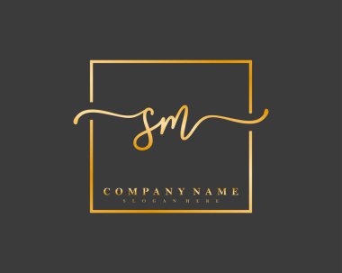 Başlangıçtaki imzalı el yazısı logosu, makyaj, düğün, moda, kare kare şeklinde. 