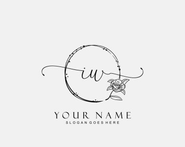 Başlangıçta IW güzellik monogramı ve zarif logo tasarımı, ilk imzadan oluşan el yazısı logosu, düğün, moda, çiçekli ve yaratıcı şablona sahip botanik.