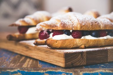 Kahvaltıda taze yapılmış çilekli kruvasan.