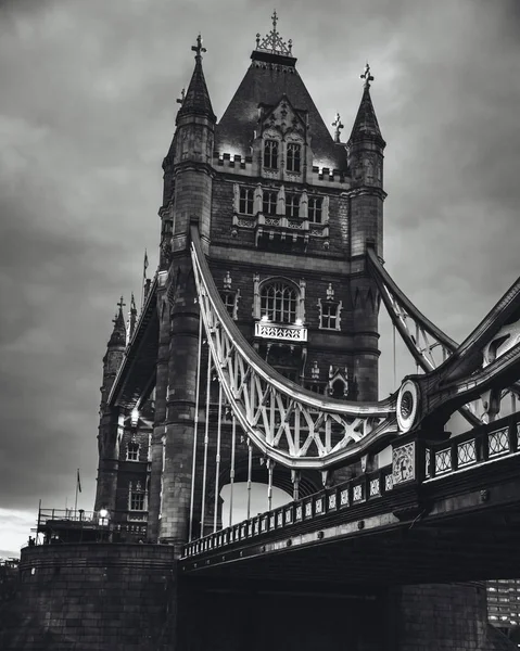 Tower Bridge Londynie Przeciwko Zachmurzonemu Ciemnemu Niebu Czerni Bieli — Zdjęcie stockowe
