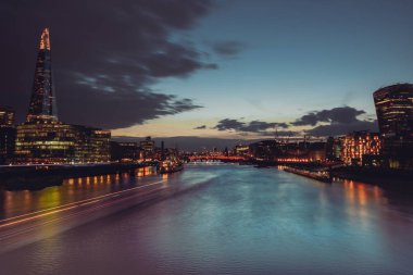 Tower Köprüsü 'nden Londra Günbatımının uzun pozlama görüntüsü.