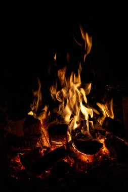 Karanlıkta büyük bir ateş
