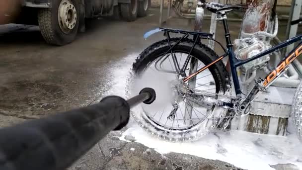 Жирный велосипед в раковине, все в пене — стоковое видео