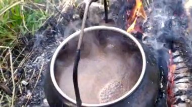 Tencere dibin kara seninki benden kara.