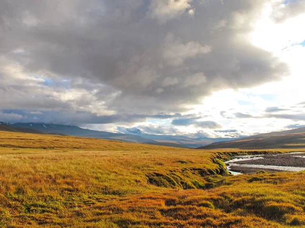 Ucock Platosu 'nun üzerinde bulutlar, Altai Dağı