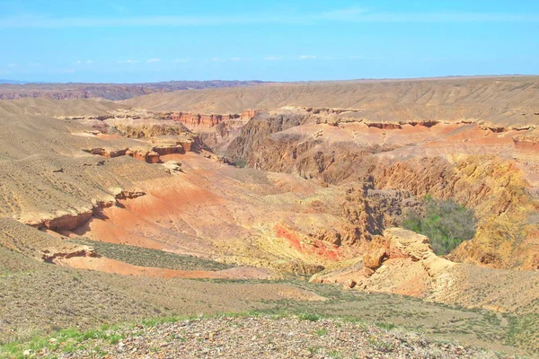 Baharda Charyn Kanyonu, mavi gökyüzü. Kazakistan