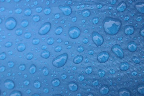 蓝色背景上的水滴特写 — 图库照片