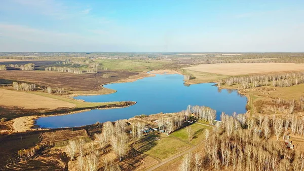 Sonbaharda insansız hava aracı tarafından çekilen bir göle kuş bakışı bakış.
