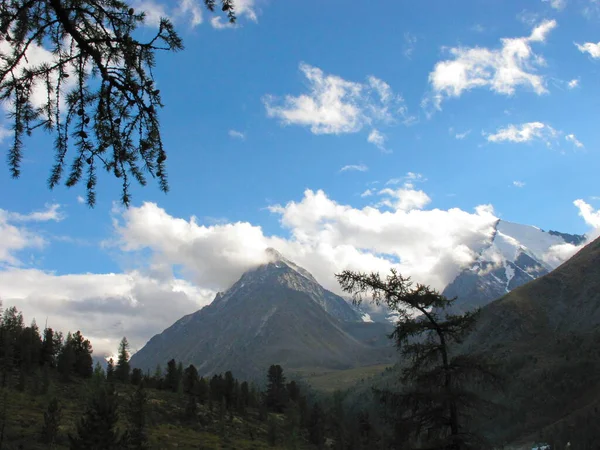 Superbe Paysage Montagneux Couronne Sommet Altaï Dans Les Nuages Chaîne — Photo