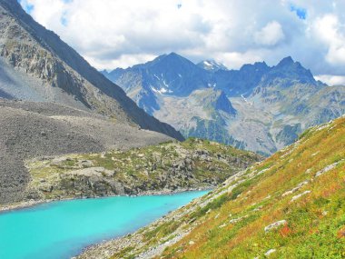 Güzel yaz manzarası, dağ gölü, Rusya, Sibirya, Altai dağları, Katun tepesi
