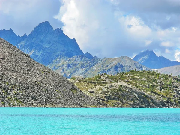 Güzel yaz manzarası, dağ gölü, Rusya, Sibirya, Altai dağları, Katun tepesi