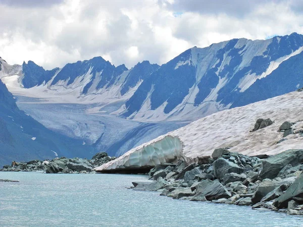 Güzel yaz manzarası, dağ gölü, Rusya, Sibirya, Altai dağları, Katun tepesi