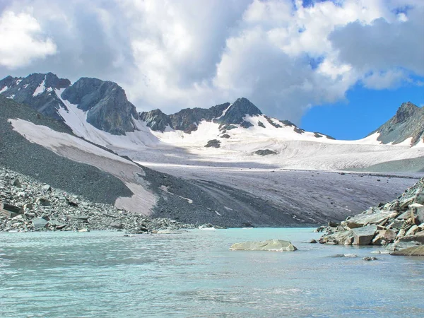 Güzel yaz manzarası, dağ gölü, Rusya, Sibirya, Altai dağları, Katun tepesi