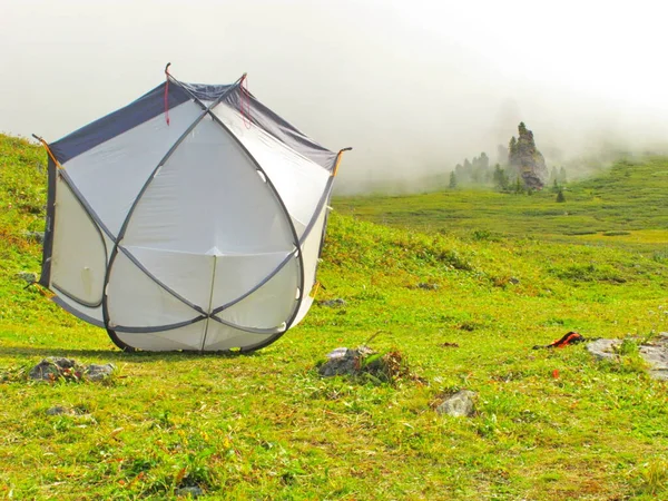 Sonbaharda dağlarda turist çadırı