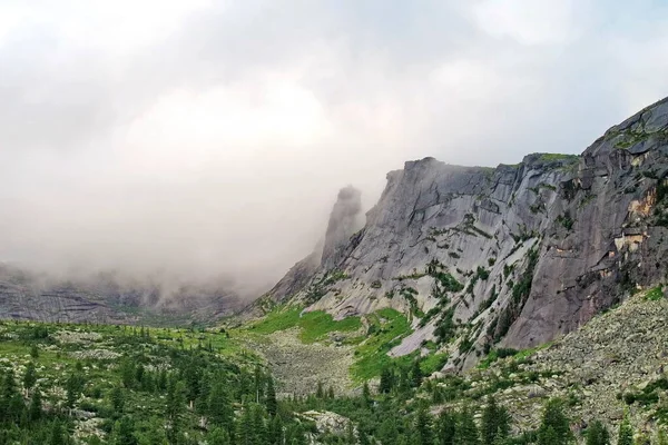 Siste Dağ Gölü. Batı Sayan. Doğal Park Ergaki. Krasnoyarsk bölgesi. Rusya.