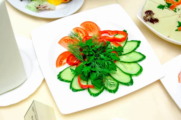 Biały talerz z warzywami — Zdjęcie stockowe