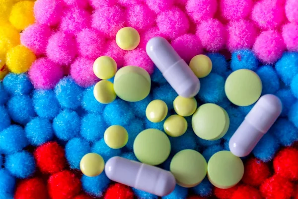 Pílulas diferentes espalhamento aleatório no brinquedo de uma criança — Fotografia de Stock