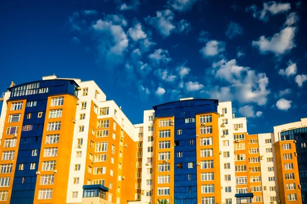 Ev cephesinde cam Mavi desenli