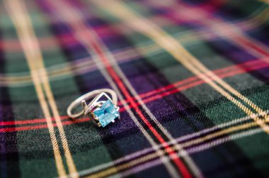 kumaş üzerine ile topaz yüzük 