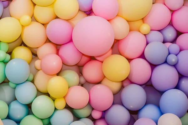 Tatillerde iç dekorasyon için parlak renkli şişirilebilir oyuncaklar 