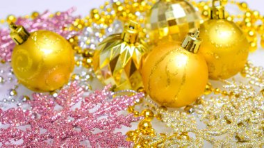 parlak renkli toplar Noel ağacı için dekorasyon 