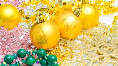 parlak renkli toplar Noel ağacı için dekorasyon 