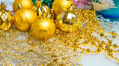 parlak renkli toplar Noel ağacı için dekorasyon 