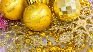 parlak renkli toplar Noel ağacı için dekorasyon 