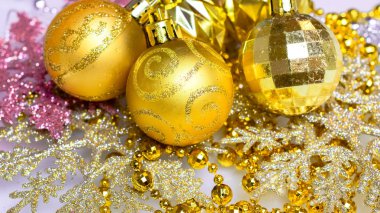 parlak renkli toplar Noel ağacı için dekorasyon 