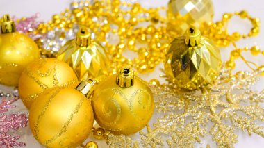 parlak renkli toplar Noel ağacı için dekorasyon 