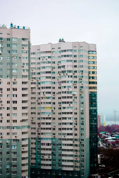 Багатоповерхові Будинки Яскравою Ратраскою Похмурий День — стокове фото
