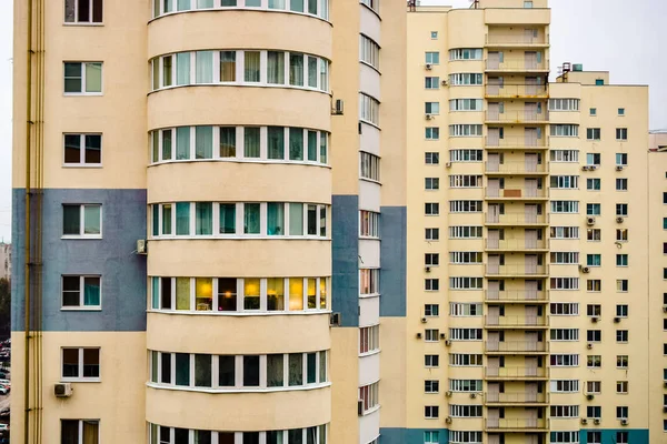 Bulutlu Bir Günde Parlak Rskraskoy Ile Çok Katlı Evler — Stok fotoğraf