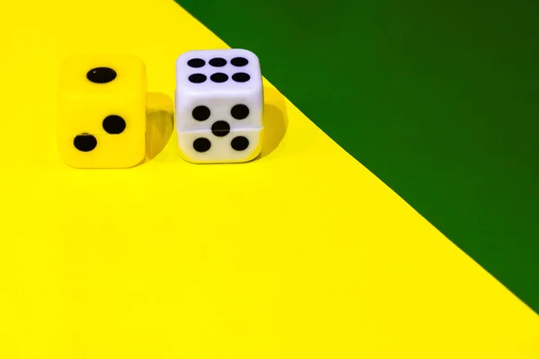 黄色と緑の背景のサイコロ — ストック写真