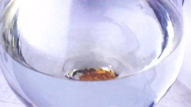 Bozuk para şeklinde çikolata şeffaf suya düşer. 