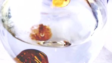 Bozuk para şeklinde çikolata şeffaf suya düşer. 