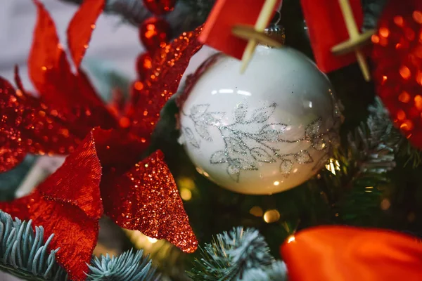 Noel ya da yeni yıl ağaç süslemeleri 