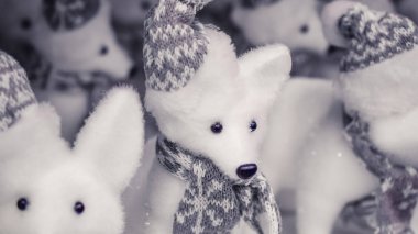 Noel ağacı süslemesi ve Noel ve yeni yıl kutlaması için çeşitli süslemeler ve oyuncaklar 