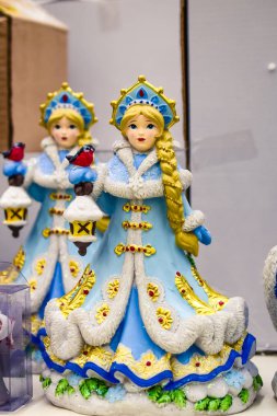 Noel ağacı süslemesi ve Noel ve yeni yıl kutlaması için çeşitli süslemeler ve oyuncaklar 