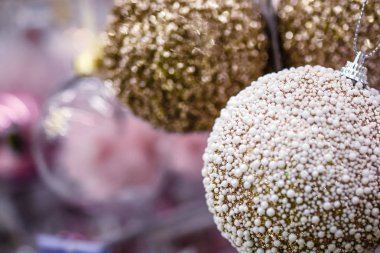 Noel ağacı süslemesi ve Noel ve yeni yıl kutlaması için çeşitli süslemeler ve oyuncaklar 