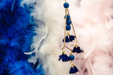 Noel ağacı süslemesi ve Noel ve yeni yıl kutlaması için çeşitli süslemeler ve oyuncaklar 