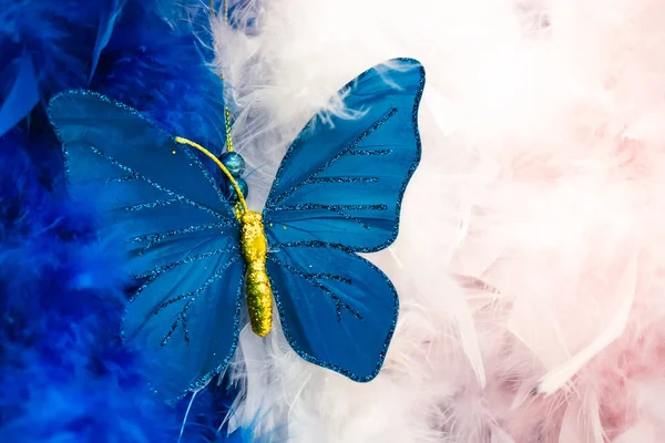 Noel ağacı süslemesi ve Noel ve yeni yıl kutlaması için çeşitli süslemeler ve oyuncaklar 